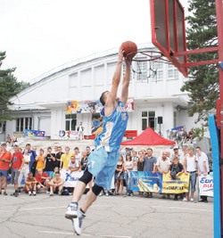 Уличный баскетбол открывает сезон