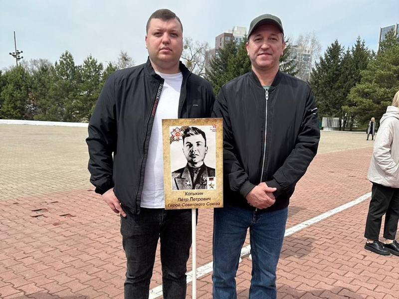 Знамя у Вечного огня в Хабаровске в память о Петре Кагыкине