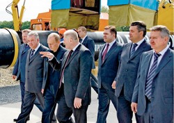 Премьер сварил первый шов и расписался на трубе