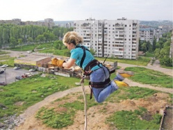 Прыгающие на верёвке с крыши