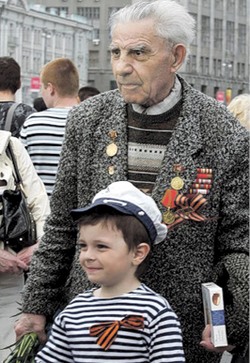 А милиционер отдал честь