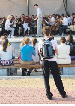 Для кого оркестр играет