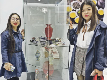 «Нихао! Хуаньин!» - «Здравствуйте! Добро пожаловать!»