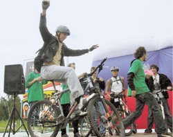 Солнце на спицах, небо в облаках