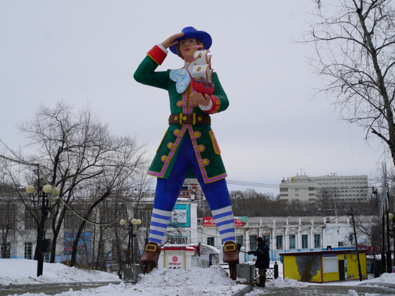 Гулливер ждёт ёлочных базаров