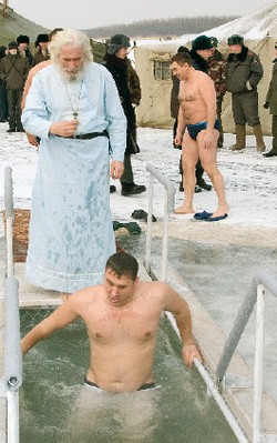 Крещенская вода - холодна!
