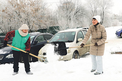 Депутаты помогли убрать снег