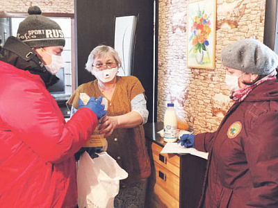 Волонтёры помогают пожилым людям переждать коронавирус