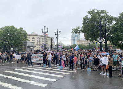 В краевой столице проходит очередная акция в поддержку арестованного экс-губернатора края Сергея Фургала