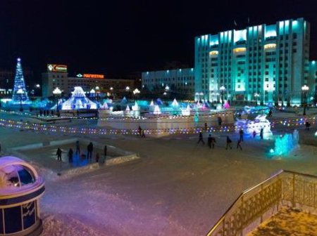 Площадь украсили сами хабаровчане