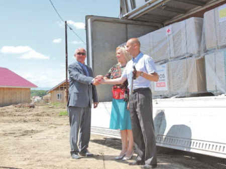 Дома для пострадавших от наводнения строятся всем миром