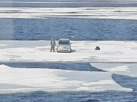 Спасатели опять вытащили на берег незадачливого рыбака