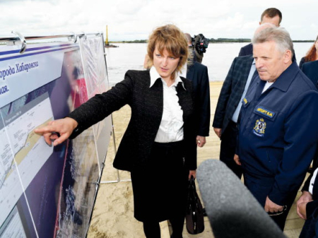 На дамбе работают круглосуточно