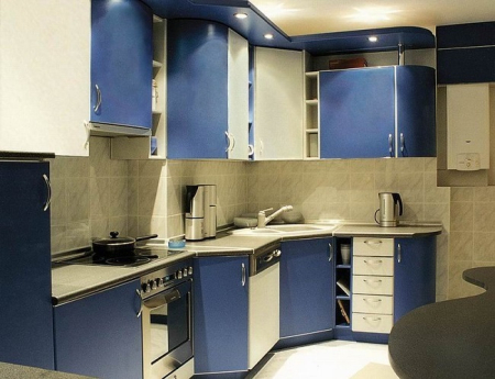 Проблему недостатка пространства на кухне можно решить с помощью мебели