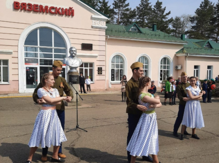 Песни военных лет на перроне станции Вяземской