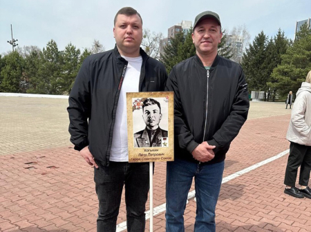 Знамя у Вечного огня в Хабаровске в память о Петре Кагыкине