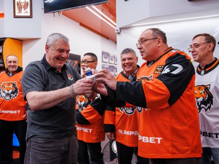 Отцы подарили тренеру «Амура»… тюбик скипидара