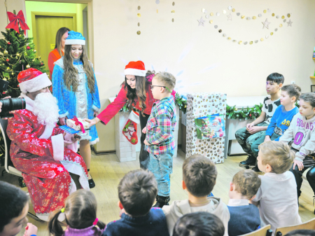 Как Дед Мороз и новогодние волонтёры поздравили детей в регионах Дальнего Востока