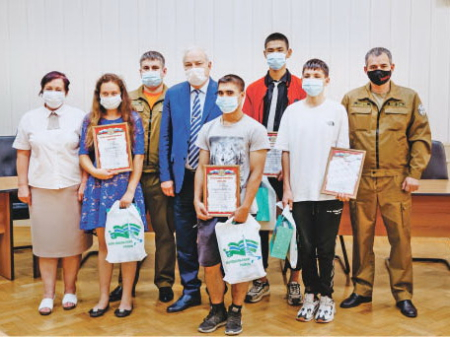 Краевые пожарные наградили ребят, помогавших им бороться с огнем