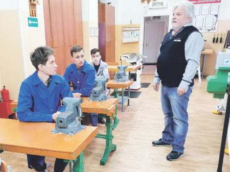 Эти школьники смогут вырезать деревянные пазлы