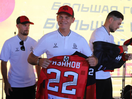 Красная форма игрокам «СКА-Нефтяника» к лицу