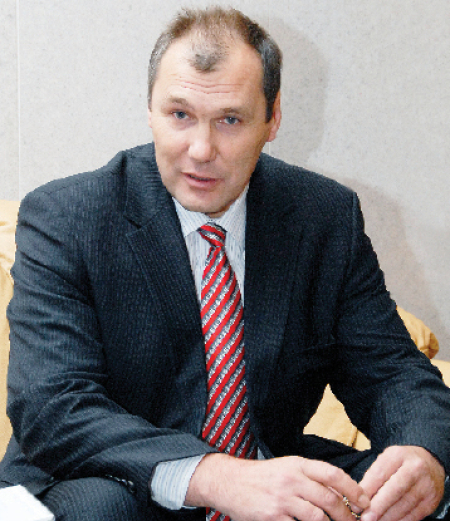 Дорога вдоль чистой реки