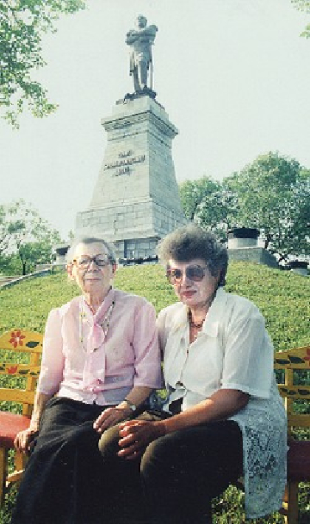 Два памятника Дмитриевой