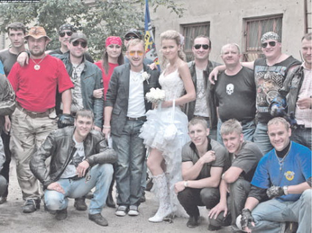 Он даже собственную свадьбу превратил в… мотосвадьбу