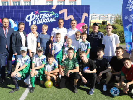Игроки сборной России сыграли в футбол с детьми в Хабаровске