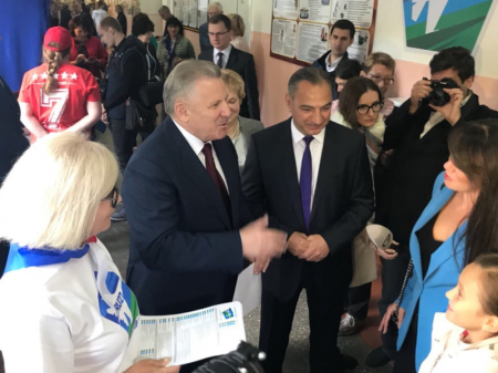 Губернатор проголосовал за Муравьева