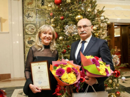 Премия для 12 лучших писателей, художников, артистов