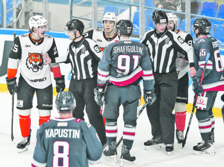 «Амур» сократил отставание от зоны плей-офф