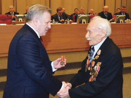 Солдат в атаку шёл не за награду