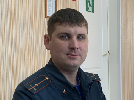 Дознаватель Сергей Каюков разговаривает с пожарами